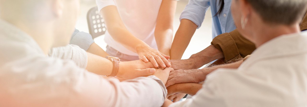 Ya sea buscando apoyo o queriendo ofrecerlo, hay un lugar para ti en destrezas.org. Elige la opci&oacute;n que mejor se adapte a tus intereses.